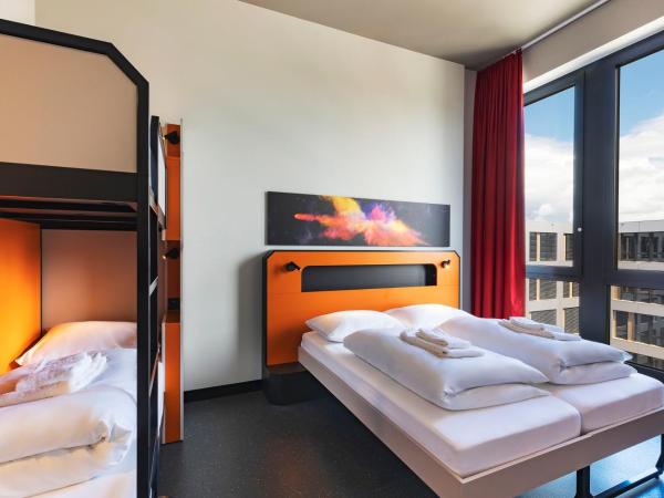 MEININGER Hotel Genève Centre Charmilles : photo 5 de la chambre chambre quadruple