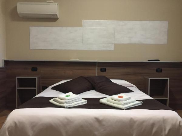 Bed & Breakfast Giardini Di Marzo : photo 9 de la chambre chambre double standard
