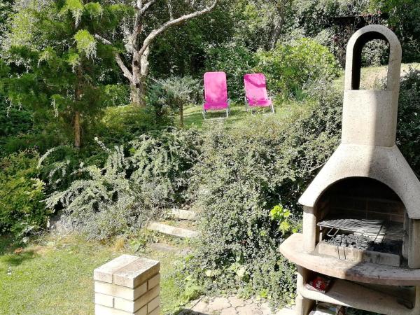 Flamingo Apartments : photo 9 de la chambre suite avec salle de bains privative séparée