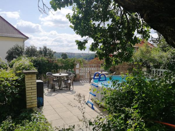 Flamingo Apartments : photo 10 de la chambre suite avec salle de bains privative séparée