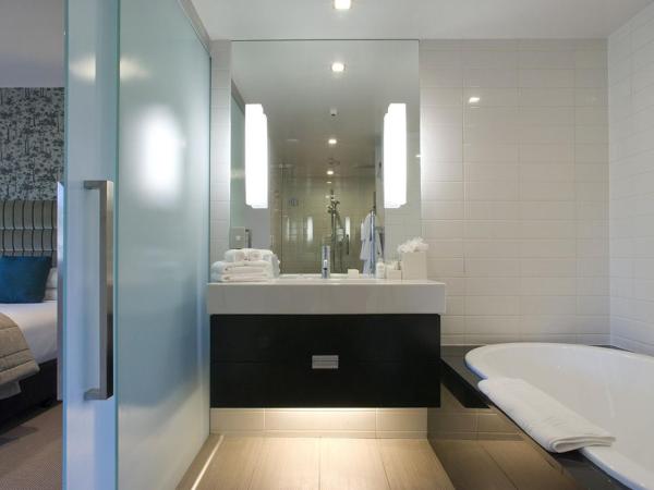 The George : photo 8 de la chambre suite de luxe avec baignoire spa