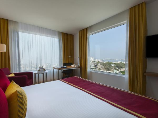 Mercure Hyderabad KCP Banjara Hills, An Accor Hotel : photo 2 de la chambre twin room with lake view 20% discount on food & soft beverages (except in room dining),20% discount on spa