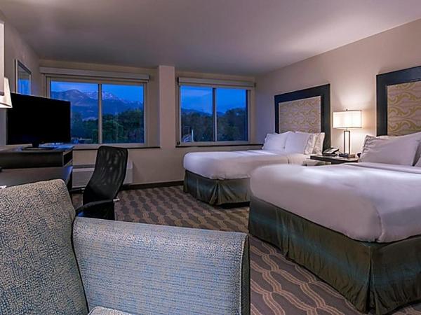 Holiday Inn Express & Suites Colorado Springs Central, an IHG Hotel : photo 4 de la chambre standard room with two queen beds - communications accessible tub