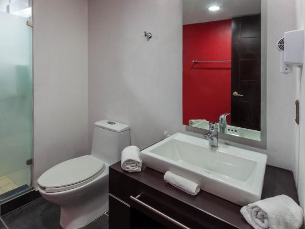 Ramada by Wyndham Acapulco Hotel & Suites : photo 3 de la chambre chambre lit king-size - non-fumeurs
