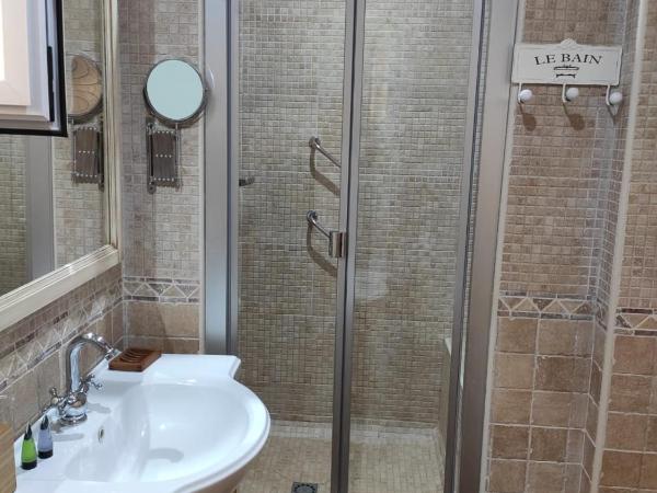 Dormir en Cádiz : photo 3 de la chambre chambre double avec salle de bains privative