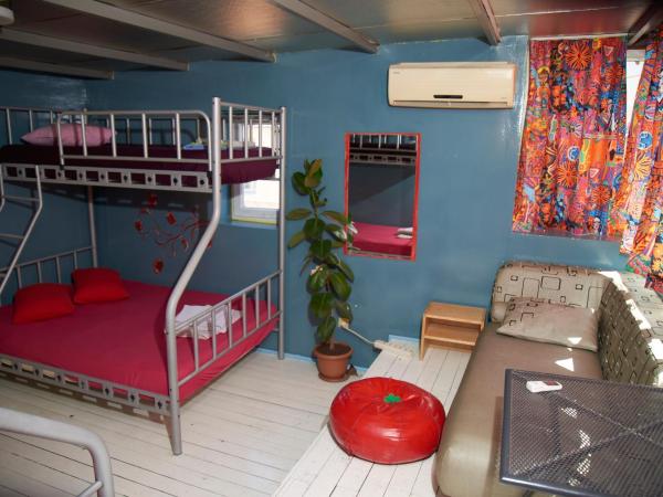 Chillout Lya Hostel & Lounge : photo 4 de la chambre chambre sextuple avec salle de bains commune