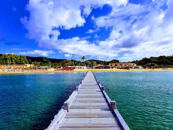 la demeure de POULPICAN Chambre SAKURA jacuzzi charme romantique terrasse privée 300m plage et restaurants La Croix Valmer - Golfe Saint Tropez : photo 9 de la chambre appartement - vue sur jardin