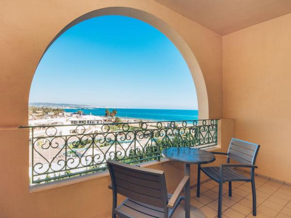 Iberostar Waves Averroes : photo 2 de la chambre hébergement double - vue latérale sur mer 