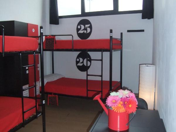 Bilbao Akelarre Hostel : photo 9 de la chambre chambre quadruple avec salle de bains commune