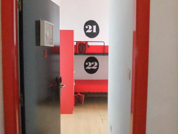 Bilbao Akelarre Hostel : photo 6 de la chambre chambre lits jumeaux avec salle de bains commune