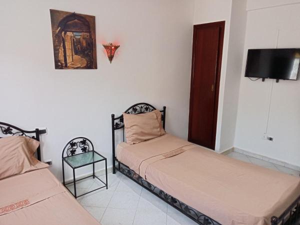 Hôtel Sid El Aidi Médina : photo 2 de la chambre chambre lits jumeaux avec douche 
