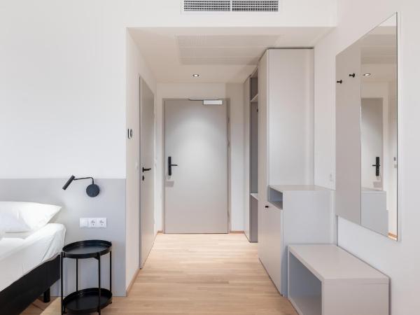 Hotel AT HOME - late arrival self check in : photo 2 de la chambre chambre familiale standard