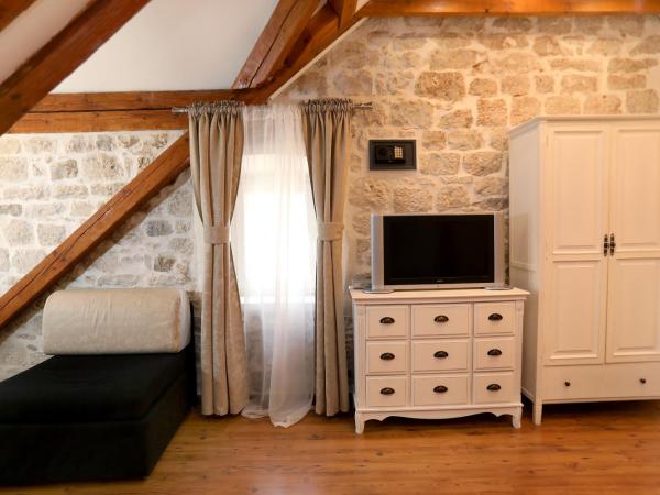 Villa Carrara : photo 10 de la chambre chambre double supérieure avec canapé