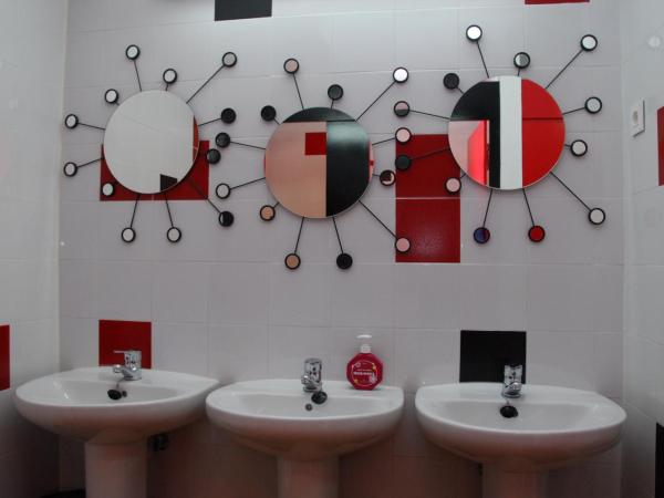 Bilbao Akelarre Hostel : photo 8 de la chambre chambre quadruple avec salle de bains commune