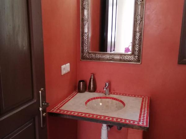 Dar Yanis : photo 2 de la chambre chambre familiale avec salle de bains privative