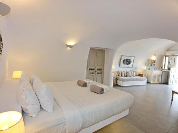 Oia Mare Villas : photo 4 de la chambre suite grotte avec vue sur la caldeira