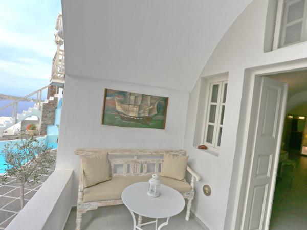 Oia Mare Villas : photo 7 de la chambre suite grotte avec vue sur la caldeira