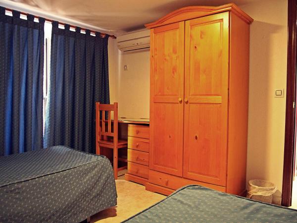 Hostal Fantoni : photo 5 de la chambre chambre lits jumeaux avec balcon
