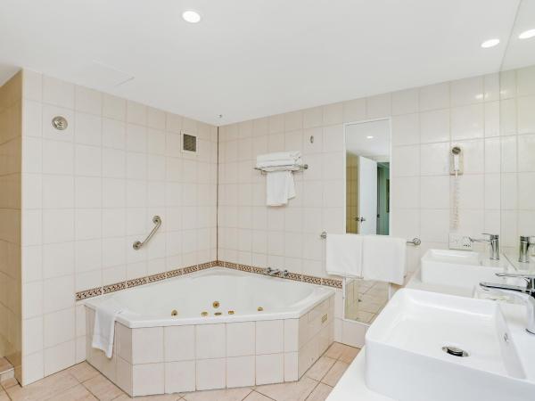 Cairns Sheridan Hotel : photo 6 de la chambre suite avec baignoire spa
