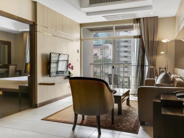 Grand Asoke Suites Boutique Residence : photo 6 de la chambre suite avec balcon