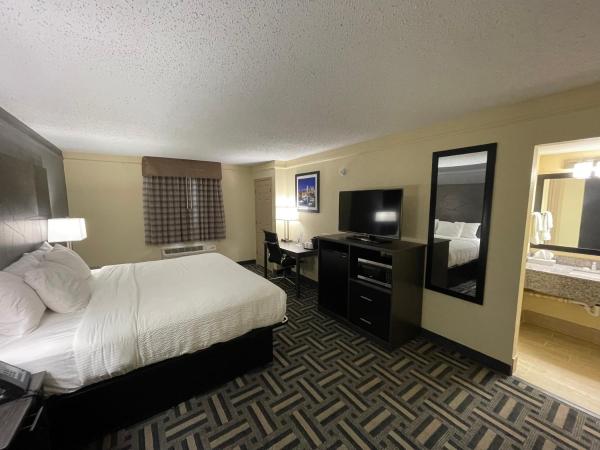 La Quinta Inn by Wyndham Indianapolis Airport Lynhurst : photo 4 de la chambre chambre lit king-size