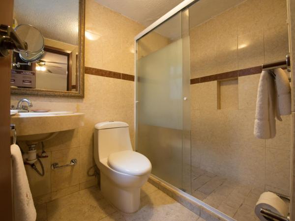 Del Marques Hotel and Suites : photo 4 de la chambre suite avec 2 lits queen-size