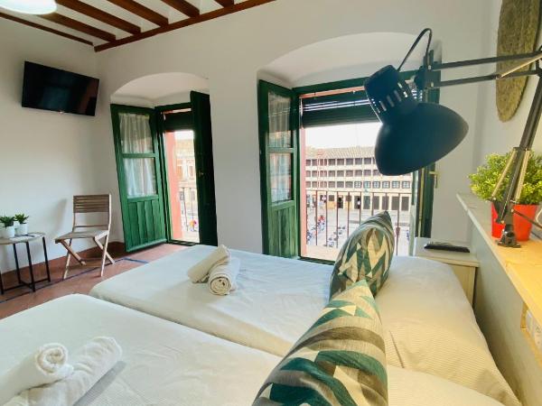 Hostel Plaza Mayor Corredera : photo 1 de la chambre chambre triple avec balcon