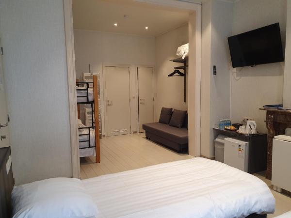 Albert - Rooms : photo 3 de la chambre chambre familiale avec salle de bains privative