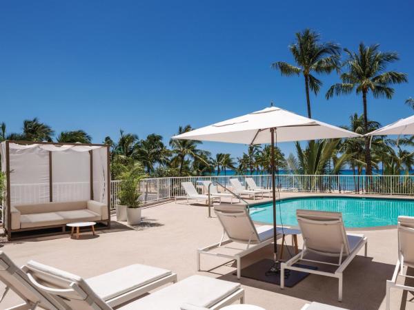 Park Shore Waikiki : photo 3 de la chambre hébergement lit king-size côté piscine