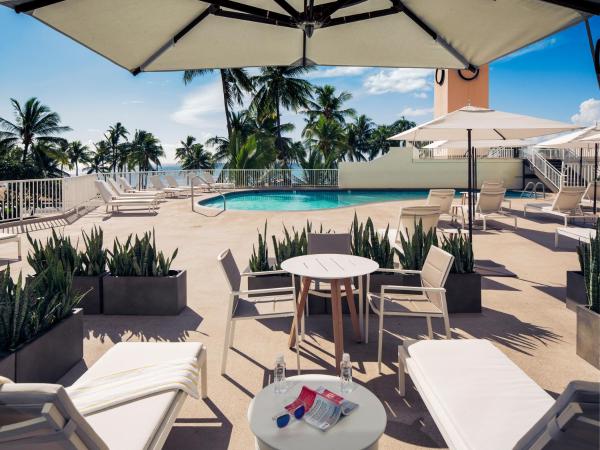 Park Shore Waikiki : photo 1 de la chambre hébergement lit king-size côté piscine