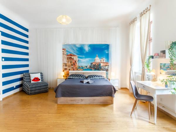 Internesto Brno : photo 3 de la chambre chambre quadruple avec salle de bains commune