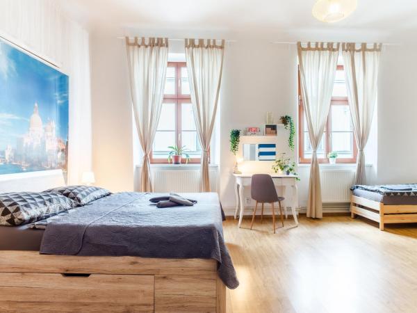 Internesto Brno : photo 4 de la chambre chambre quadruple avec salle de bains commune