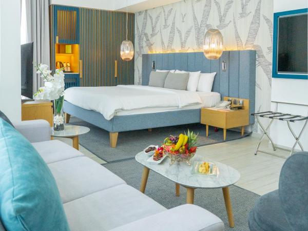 C Central Hotel and Resort The Palm : photo 10 de la chambre suite ligne d'horizon avec balcon