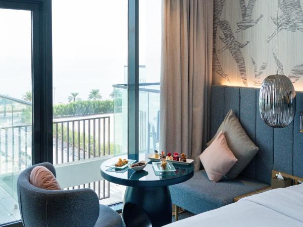 C Central Hotel and Resort The Palm : photo 2 de la chambre chambre double deluxe avec balcon et accès à la plage privée de l’hôtel