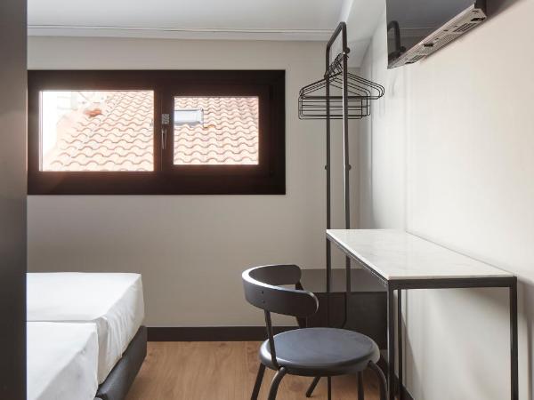 Hostal Espoz y Mina : photo 7 de la chambre chambre lits jumeaux mansardée