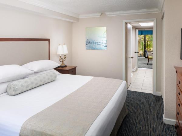 Holiday Pavilion Resort on the Boardwalk : photo 1 de la chambre suite lit king-size – côté océan