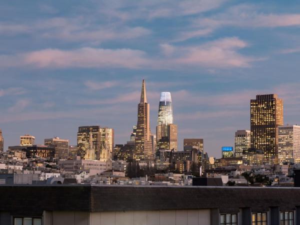Hotel Caza Fisherman's Wharf : photo 8 de la chambre chambre lit king-size - vue sur ville