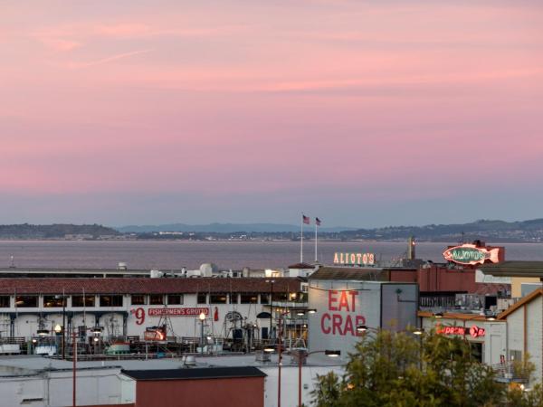 Hotel Caza Fisherman's Wharf : photo 3 de la chambre chambre lit king-size - vue partielle sur baie