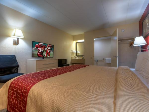 Red Roof Inn Memphis East : photo 2 de la chambre superior king room disability access roll-ln shower non-smoking