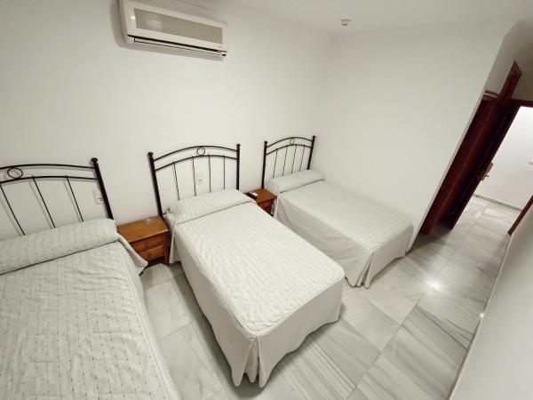 HOSTAL EL MOLINO : photo 3 de la chambre chambre triple