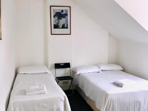 Amhurst Hotel : photo 1 de la chambre chambre lits jumeaux Économique avec salle de bains commune