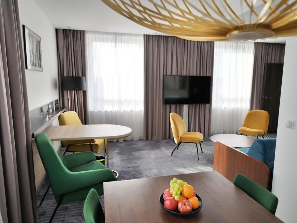 Mercure Warszawa Grand : photo 10 de la chambre grande suite avec lit king-size et canapé