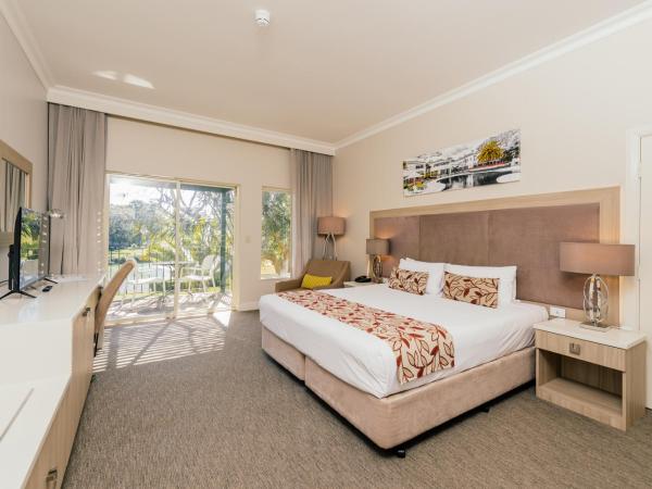Joondalup Resort : photo 1 de la chambre chambre lit king-size - vue sur lac
