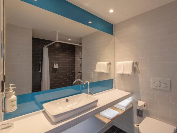 Holiday Inn Express Düsseldorf - Hauptbahnhof, an IHG Hotel : photo 7 de la chambre chambre lit queen-size standard avec canapé