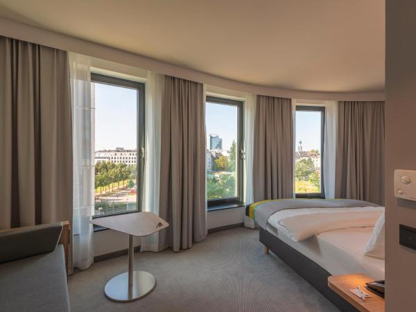 Holiday Inn Express Düsseldorf - Hauptbahnhof, an IHG Hotel : photo 3 de la chambre chambre lit queen-size standard - accessible aux personnes à mobilité réduite