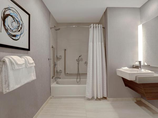 Hyatt Place Ottawa West : photo 4 de la chambre suite lit king-size avec baignoire accessible aux personnes à mobilité réduite