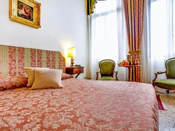 Palazzo Schiavoni Residenza d'epoca & Suite-Apartments : photo 5 de la chambre chambre double ou lits jumeaux avec vue