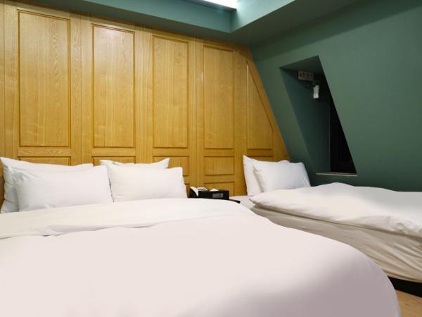 Shinchon Wol Hotel : photo 1 de la chambre suite lits jumeaux
