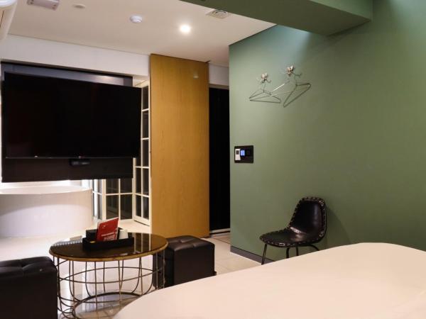 Shinchon Wol Hotel : photo 5 de la chambre suite lits jumeaux