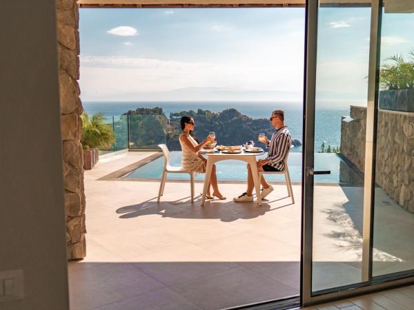 Isola Bella Infinity Suites : photo 2 de la chambre appartement supérieur avec piscine privée
